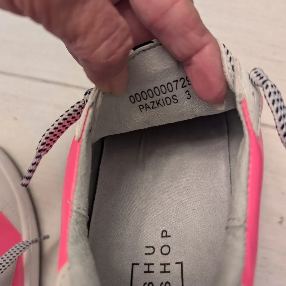 Shu shos Kids Pink and white Tennis shoes sz 3.5
